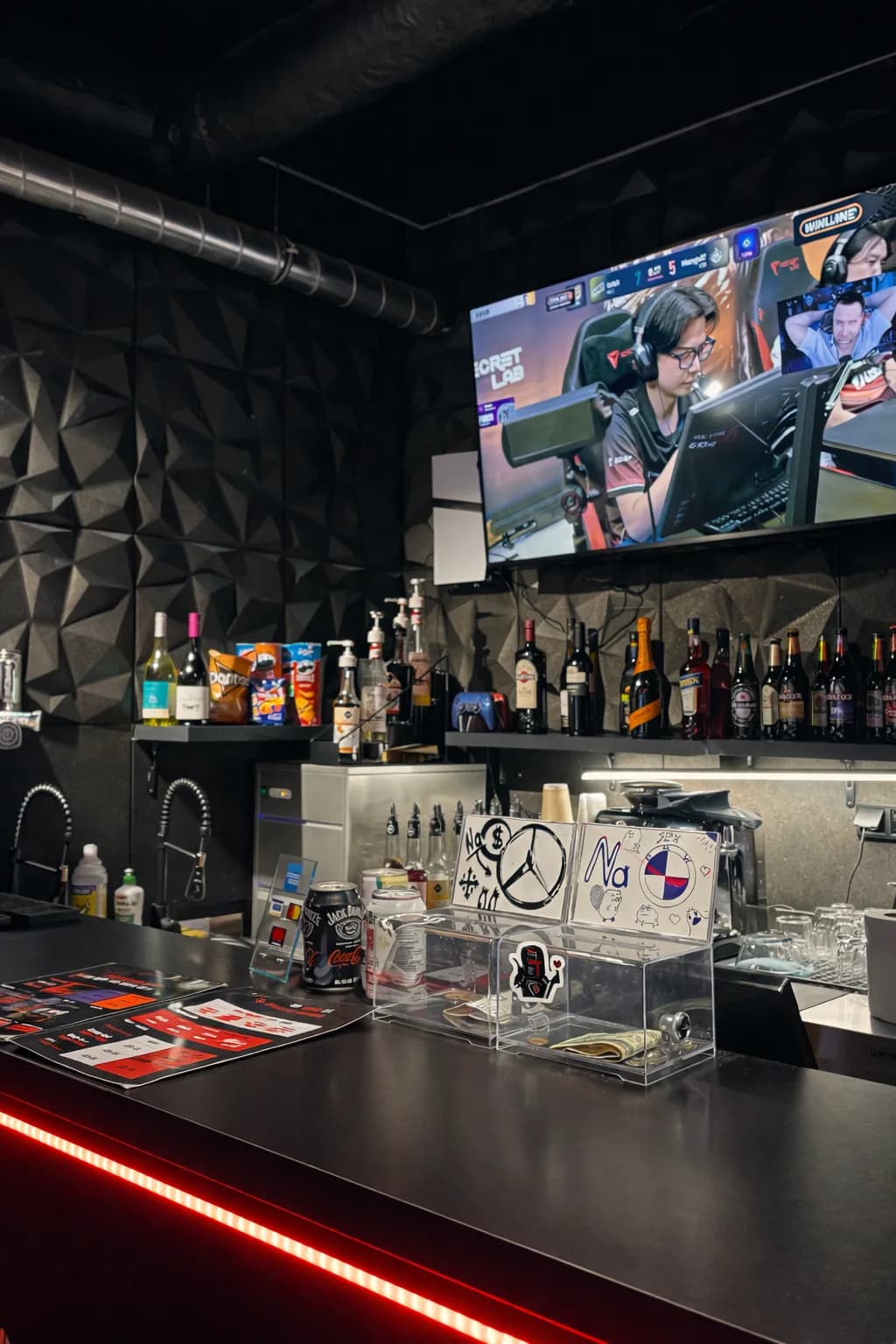 Zaplecze baru – alkohole i szkło
