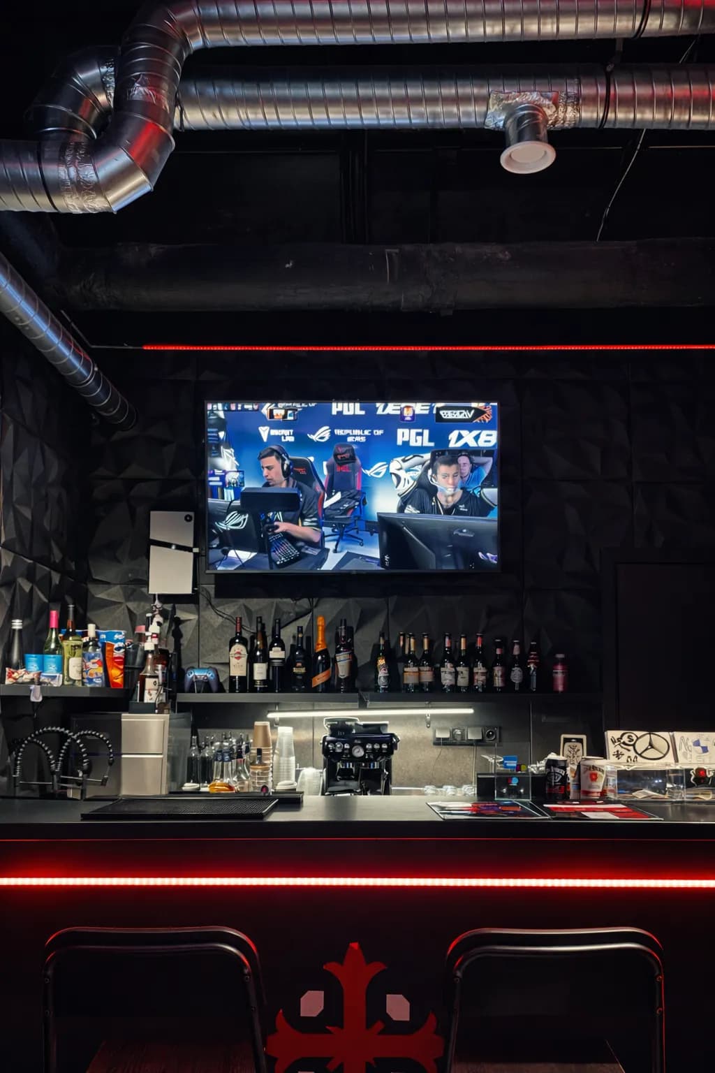 Bar i duży ekran z transmisją turnieju