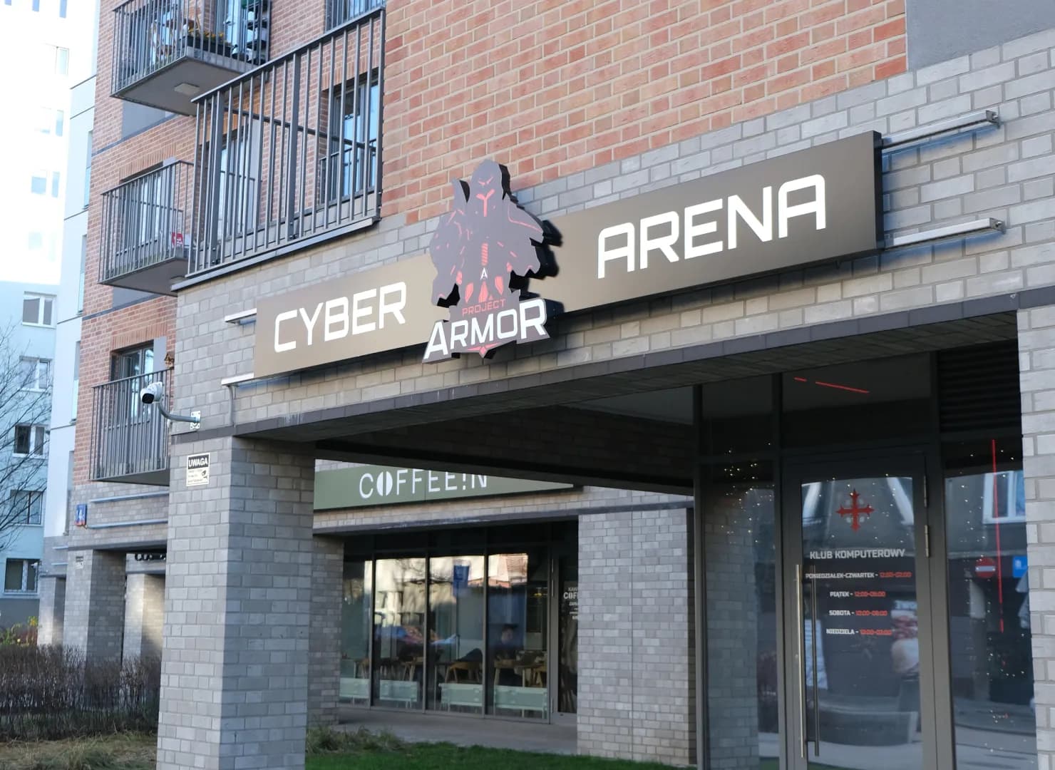 Fasada klubu Project Armor przy Wileńskiej z neonem Cyber Armor Arena